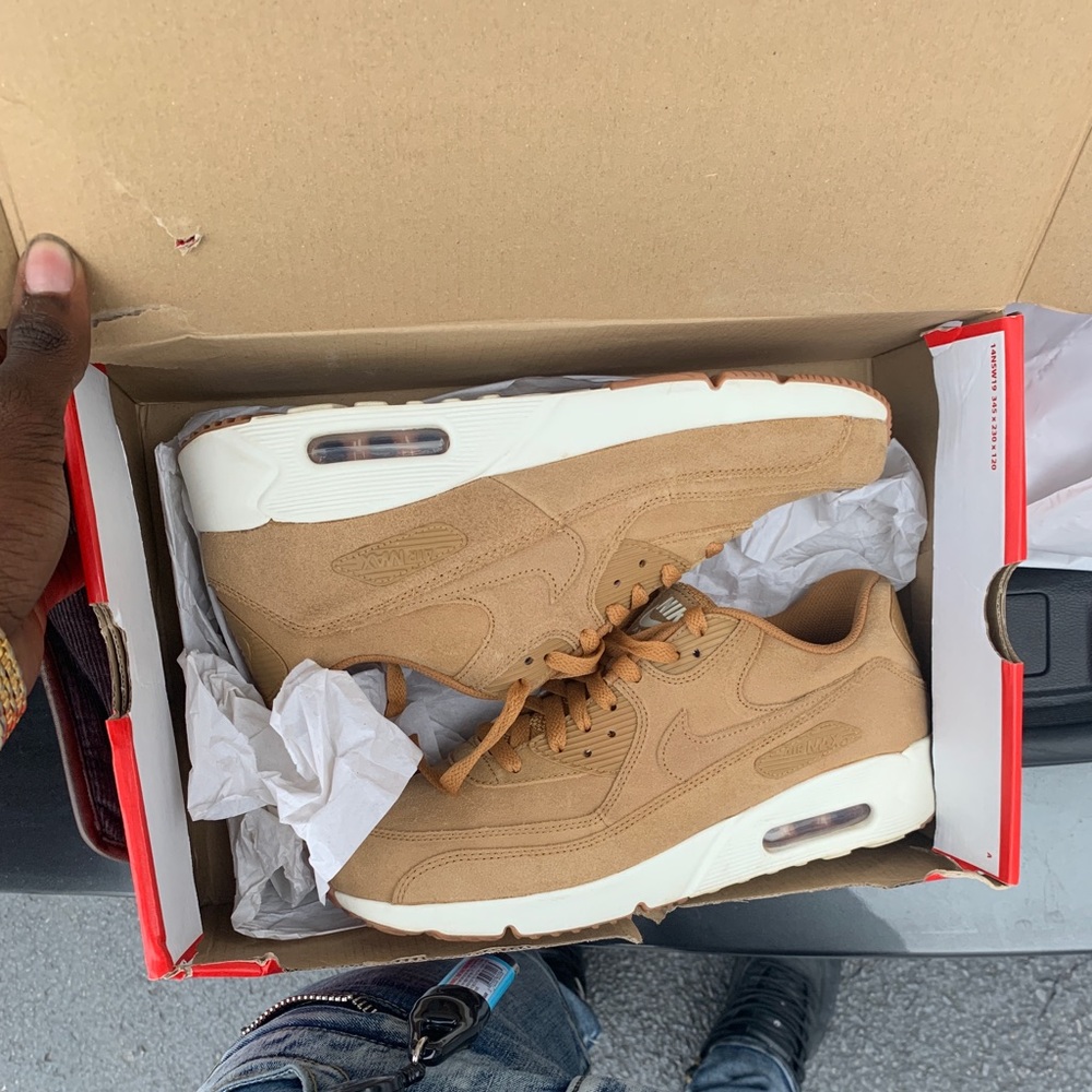 I’m Selling These Shoes That I Never Worn Before